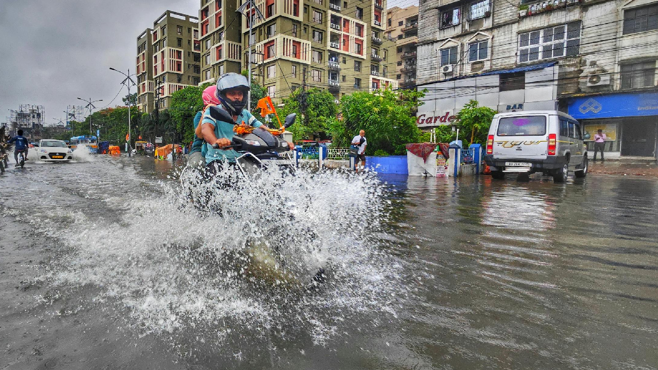 उत्तर प्रदेश के 14 जिलों में ऑरेंज अलर्ट, दिल्ली-NCR में आज छाए रहेंगे बादल