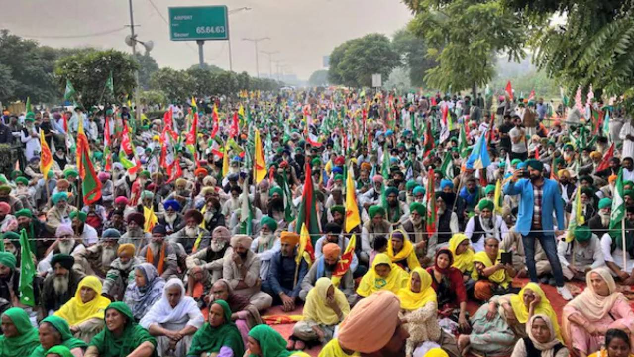 हरियाणा के सिरसा में किसानों का प्रदर्शन, खाद की किल्लत को लेकर उठाया ये मुद्दा