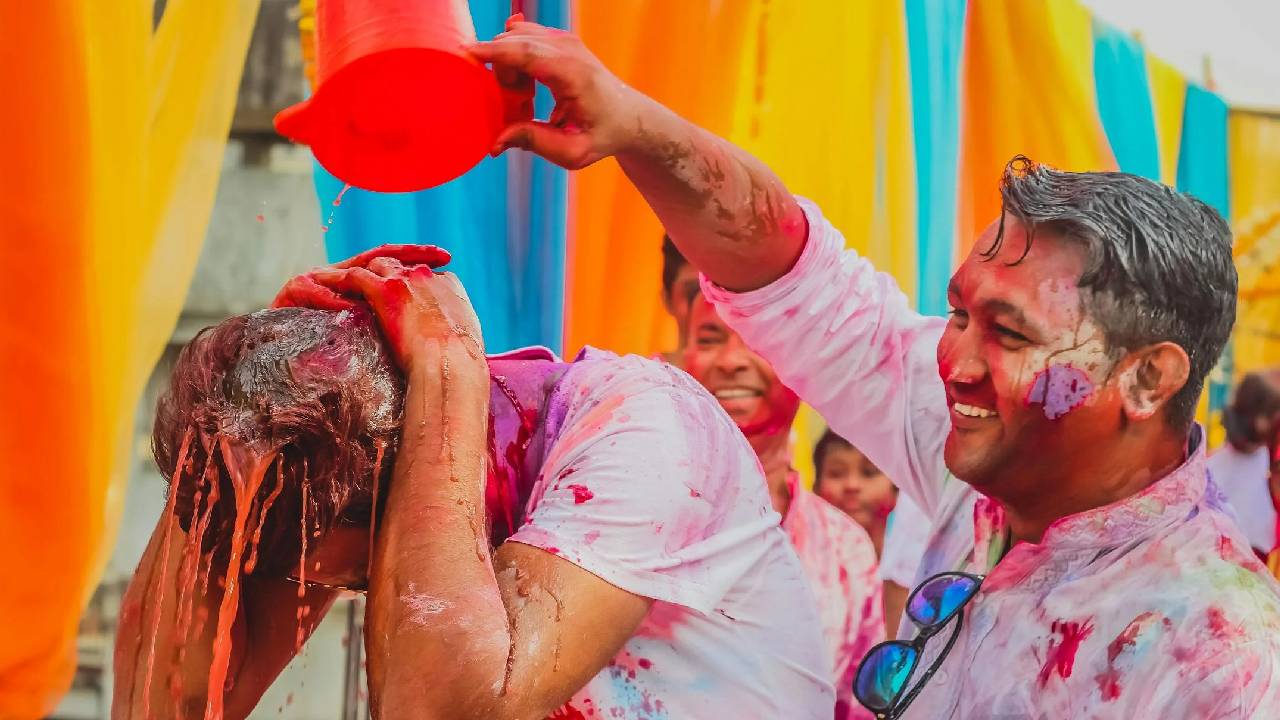 ब्रज की लट्ठमार से पंजाब के होला मोहल्ला तक, ऐसे मनाई जाती है देशभर में होली