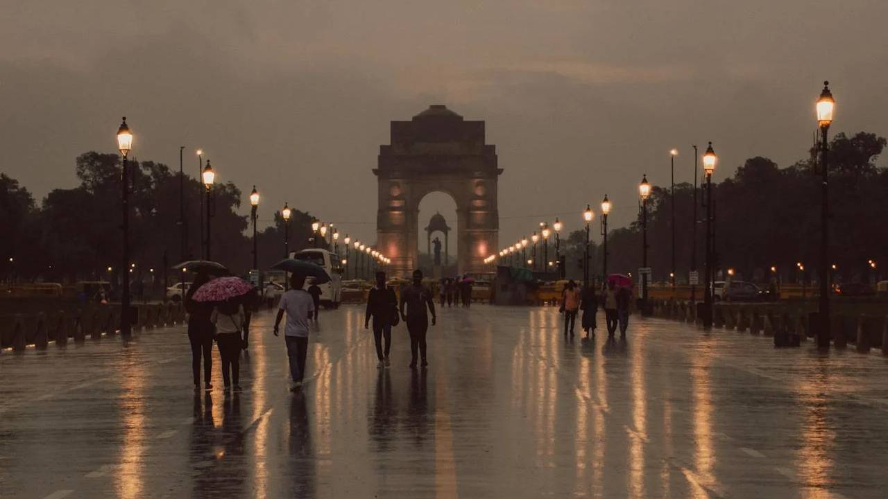 साइक्लोन के बहाव से मौसम में बदलाव, आज कई राज्यों में आंधी-बारिश का अलर्ट