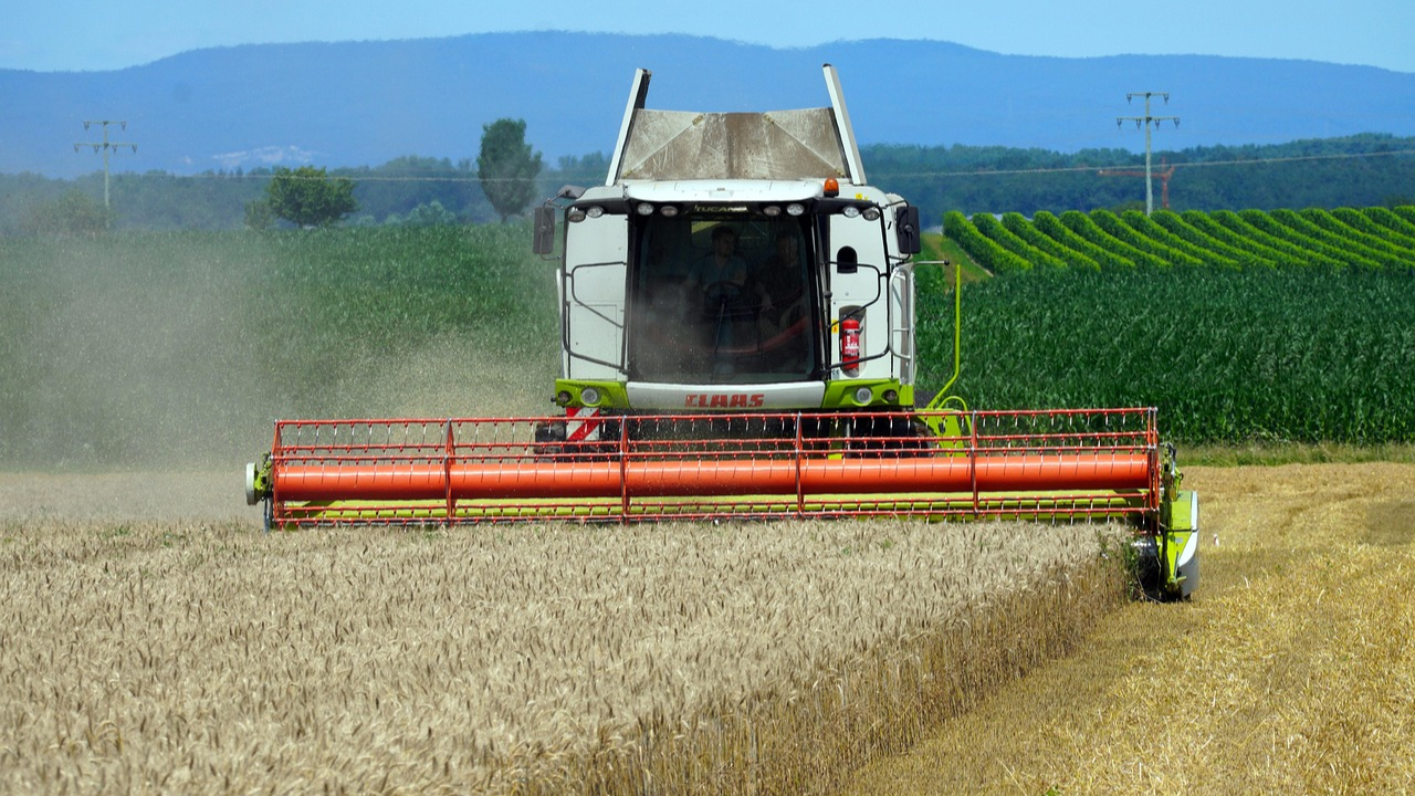 Combine Harvester: खेती का सुपरहीरो है ये मशीन, कई दिन की फसल कटाई मिनटों में करे