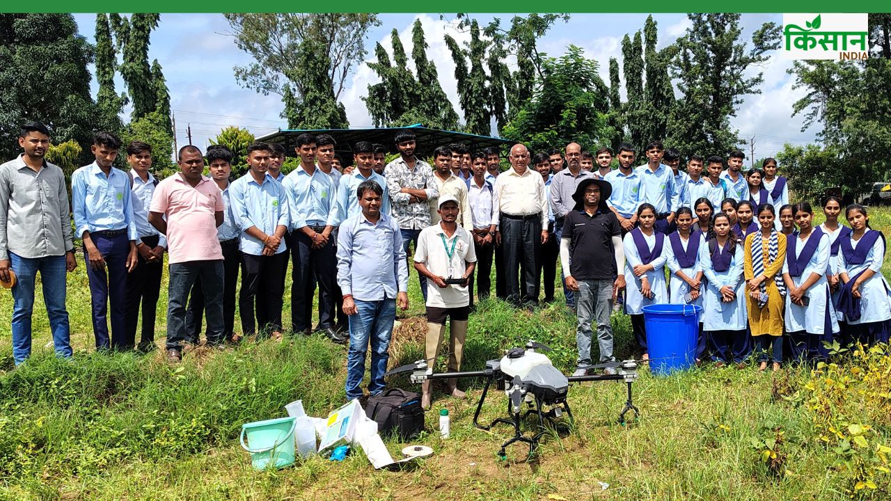 ड्रोन इस्तेमाल से पैदावार में बढ़ोत्तरी, खेती में किसानों की घट रही लागत