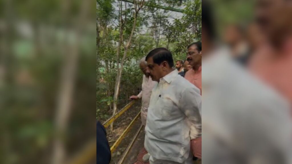 भ्रमण के दौरान मुख्यमंत्री ने शुतुरमुर्ग, पॉकेट मंकी और अन्य दुर्लभ प्राणियों को भी देखा. इस अवसर पर चिड़ियाघर निदेशक डॉ. उत्तम यादव सहित जनप्रतिनिधि व नागरिक मौजूद रहे. भ्रमण के दौरान मुख्यमंत्री ने शुतुरमुर्ग, पॉकेट मंकी और अन्य दुर्लभ प्राणियों को भी देखा. इस अवसर पर चिड़ियाघर निदेशक डॉ. उत्तम यादव सहित जनप्रतिनिधि व नागरिक मौजूद रहे.