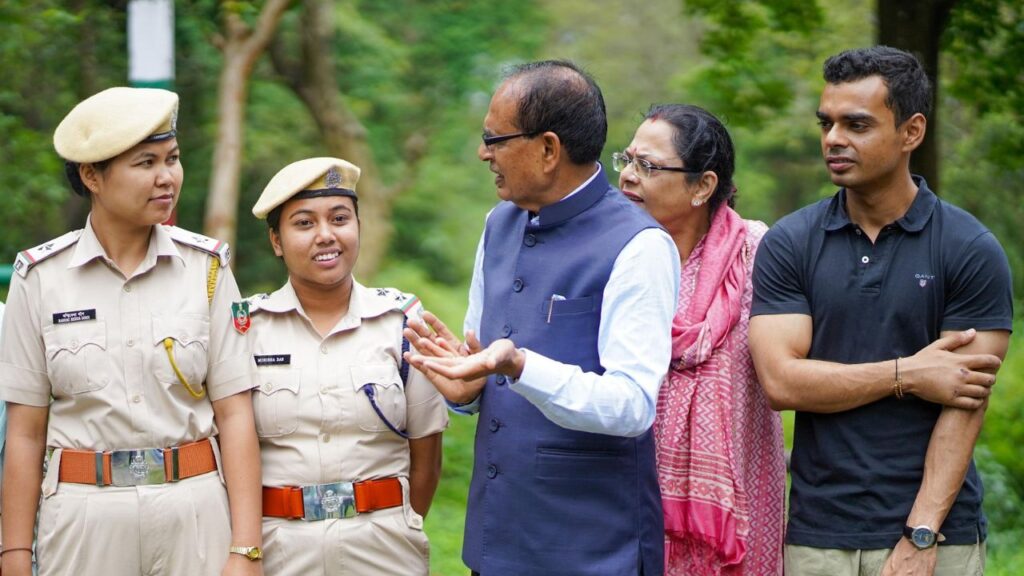 वन दुर्गा' असल में वह बहादुर महिला रेंजर और वन अधिकारी हैं जो जंगलों की रक्षा में दिन-रात जुटी रहती हैं. केंद्रीय मंत्री ने उनके साहस, समर्पण और सेवा भावना को काफी सराहा.
