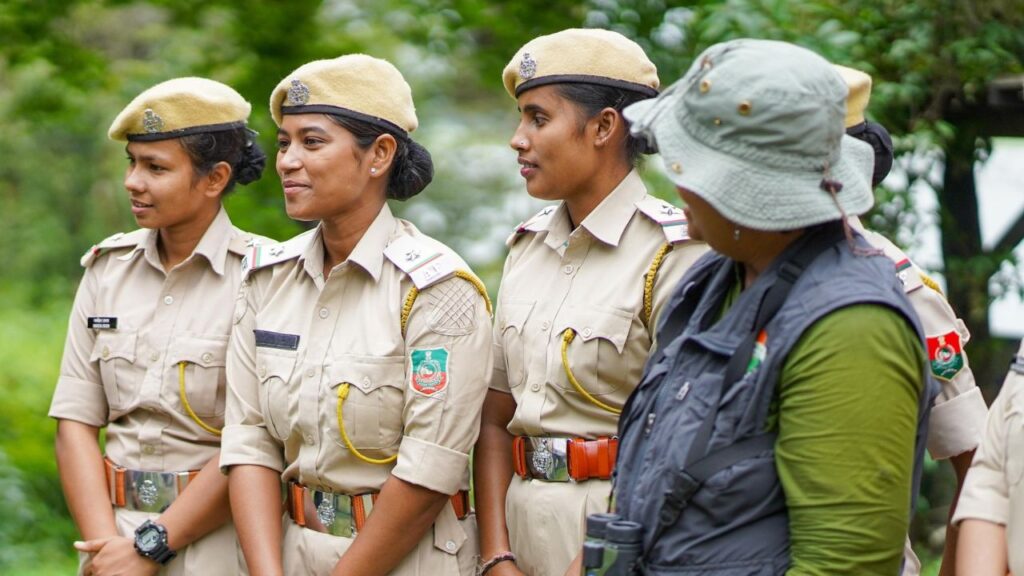 ये महिलाएं न सिर्फ जंगल में निगरानी करती हैं बल्कि शिकारियों से मुकाबला, और मुश्किल परिस्थितियों में भी बिना डरे अपने कर्तव्यों का पालन कर पूरी निष्ठा से अंजाम देती हैं. 