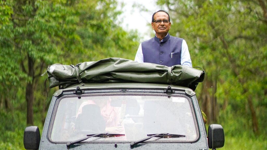 केंद्रीय मंत्री शिवराज चौहान ने इन महिला वन अधिकारियों से बात करते हुए कहा कि 'आप सब असली नायिका हैं. देश को आप पर गर्व है जंगलों और वन्य जीवों की रक्षा के लिए आपका योगदान अमूल्य है.'