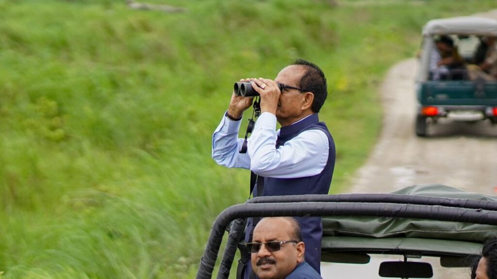 साथ ही उन्होंने ये भी कहा कि सरकार नारी शक्ति को आगे बढ़ाने के लिए प्रतिबद्ध है और ऐसी वीरांगनाओं को हरसंभव सहयोग दिया जाएगा. मंत्री ने ‘वन दुर्गा’ टीम के साथ समय बिताया, उनके अनुभव सुने और उनको आवश्यक संसाधनों देने की बात कही. 