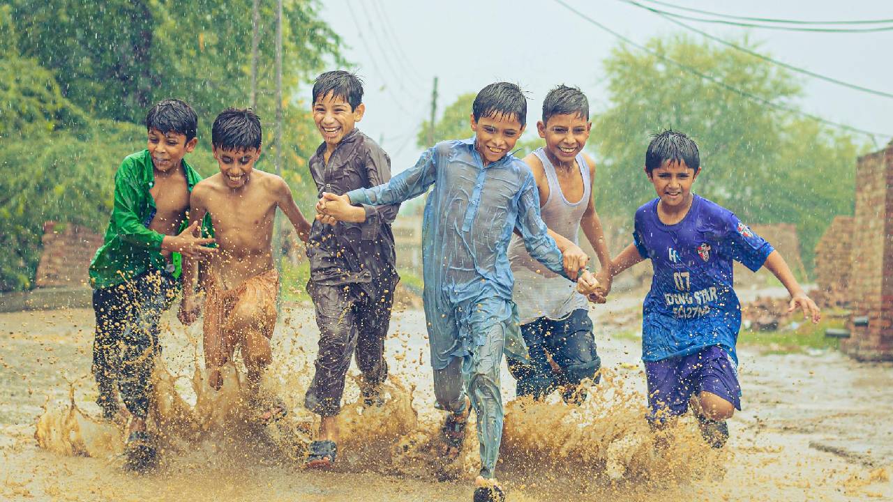 दिल्ली में तेज आंधी के साथ बारिश.. लोगों को मिली गर्मी से राहत, जानें UP में कैसा रहेगा मौसम