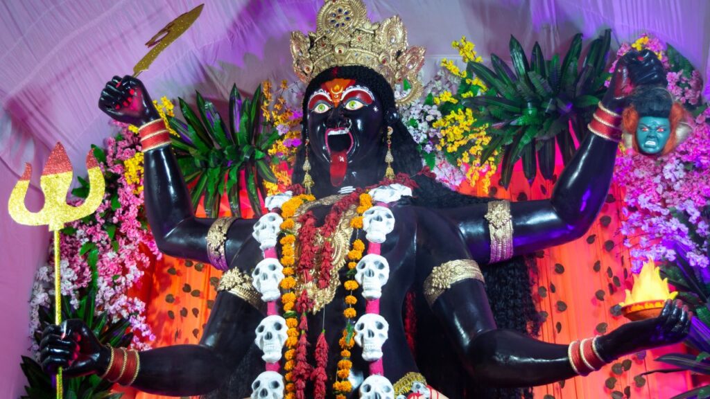 मां कालरात्रि से भय पर नियंत्रण (सातवां दिन): देवी कालरात्रि को तांत्रिकों की विशेष देवी माना जाता है. साधक इस दिन अपनी भीतरी कमजोरियों और अज्ञात भय पर विजय प्राप्त करता है. यह आत्मबल और दृढ़ता का प्रतीक है.