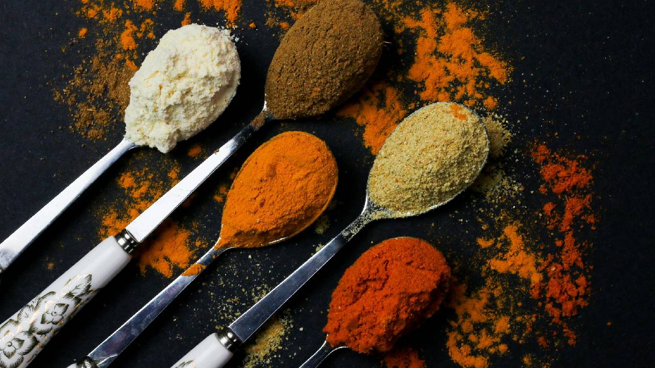 कहीं आप भी तो नहीं खा रहे खराब मसाले? घर बैठे ऐसे करें पहचान