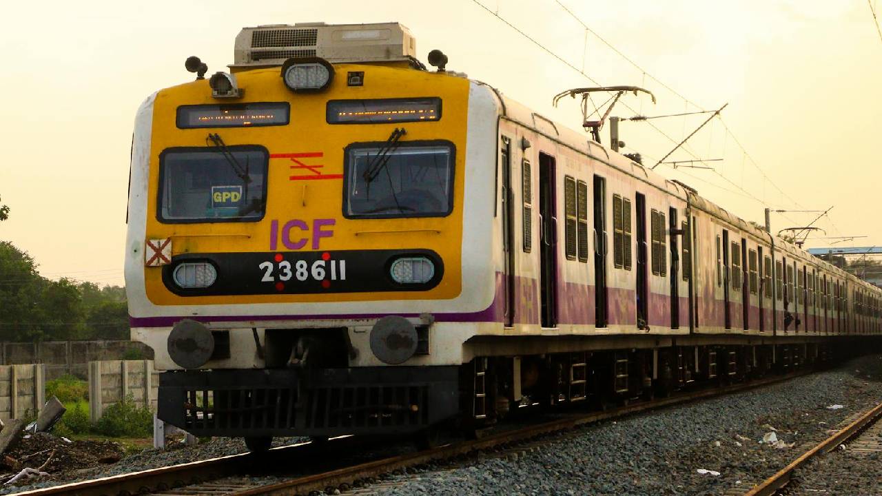 रेल यात्रियों को झटका: ट्रेन टिकट के दाम बढ़े, जानिए कितनी बढ़ोतरी और कब से लागू