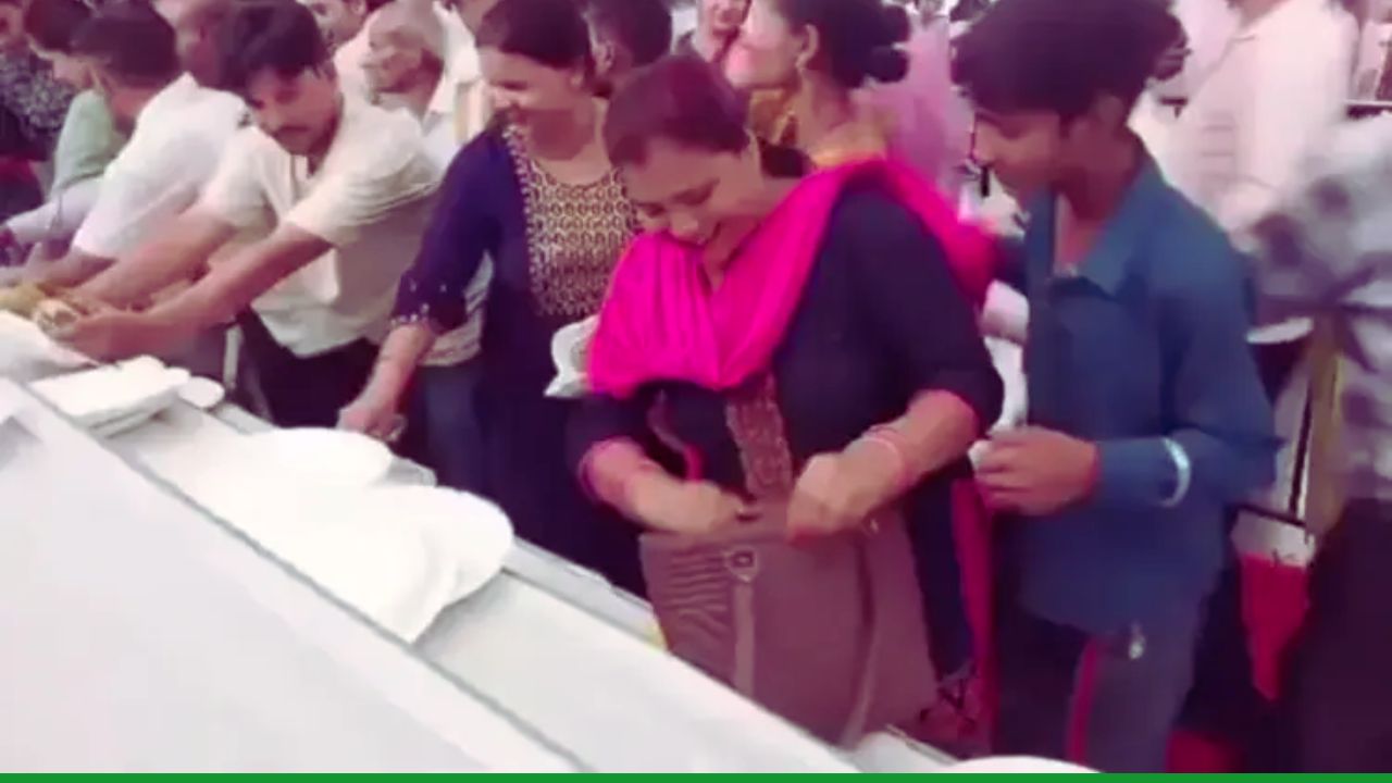 जिस महोत्सव का सीएम योगी ने किया उद्घाटन, वहीं मच गई आमों की लूट! तस्वीरें कर देंगी हैरान