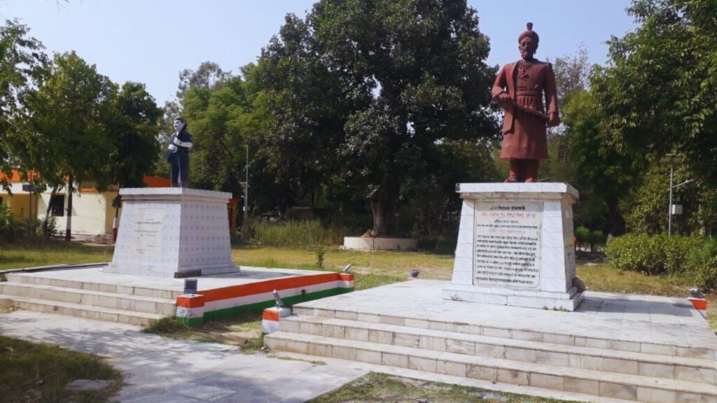 बावनी इमली का इतिहास: 28 अप्रैल 1858 को फतेहपुर जिले के बावनी इमली (एक ही इमली के पेड़) पर अंग्रेजों ने 52 स्वतंत्रता सेनानियों को फांसी दी, जो मातृभूमि की आज़ादी के लिए लड़ रहे थे. लोग कहते हैं उस दिन के बाद से आज तक इस पेड़ पर नया पत्ता नहीं आया. बावनी इमली का इतिहास: 28 अप्रैल 1858 को फतेहपुर जिले के बावनी इमली (एक ही इमली के पेड़) पर अंग्रेजों ने 52 स्वतंत्रता सेनानियों को फांसी दी, जो मातृभूमि की आज़ादी के लिए लड़ रहे थे. लोग कहते हैं उस दिन के बाद से आज तक इस पेड़ पर नया पत्ता नहीं आया.