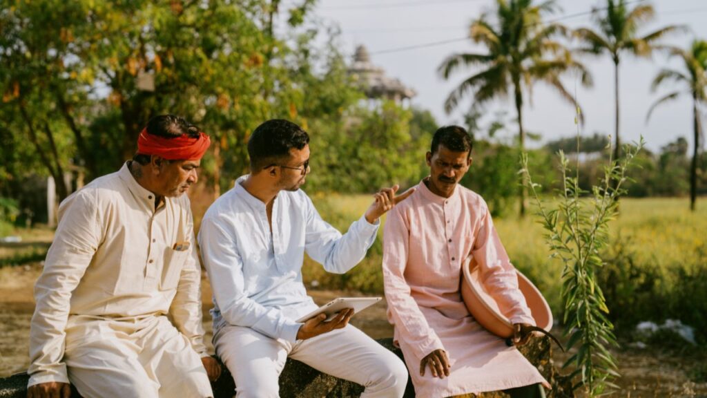 प्रधानमंत्री फसल बीमा योजना किसानों को बुवाई से लेकर कटाई तक सुरक्षा प्रदान करती है. इसमें सूखा, बाढ़, बिजली गिरना, तूफान, ओलावृष्टि और चक्रवात जैसी प्राकृतिक आपदाओं से होने वाले नुकसान का मुआवजा दिया जाता है.