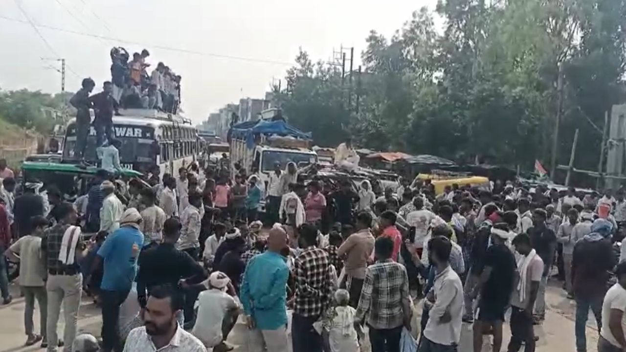 खाद नहीं मिलने से गुस्साए किसानों का चक्काजाम, लाइन में लगने के बाद फूटा गुस्सा.. बसों पर चढ़े युवक