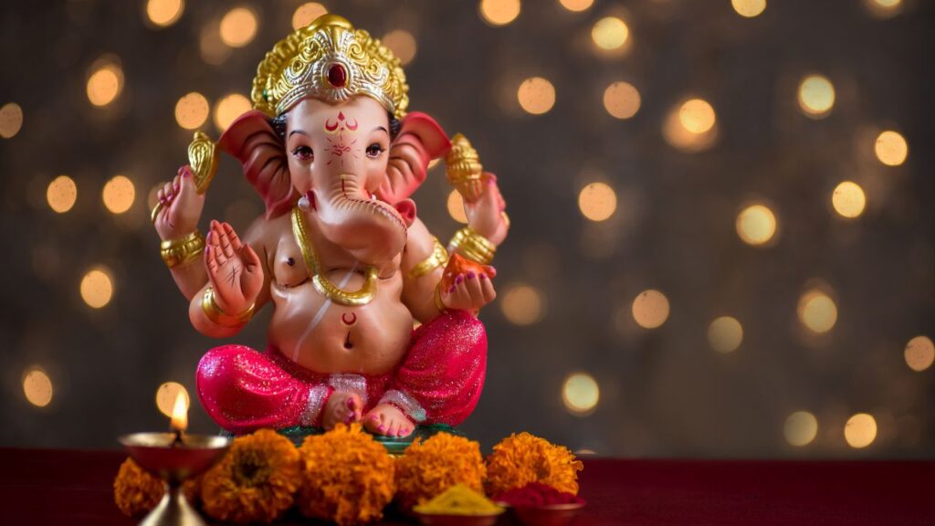गणेश स्थापना से पहले पूजा स्थल को गंगाजल से स्वच्छ करें. चौकी पर लाल या पीले रंग का वस्त्र बिछाएं और आसपास के स्थान को साफ-सुथरा बनाएं, जिससे पूजा का वातावरण पवित्र और सकारात्मक बना रहे.