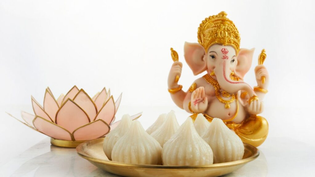 पूजा में दूर्वा घास, लाल फूल और मोदक या लड्डू का भोग विशेष रूप से भगवान गणेश को प्रिय है. इन्हें अर्पित करने से परिवार में खुशहाली, धन और सुख-समृद्धि की प्राप्ति होती है.