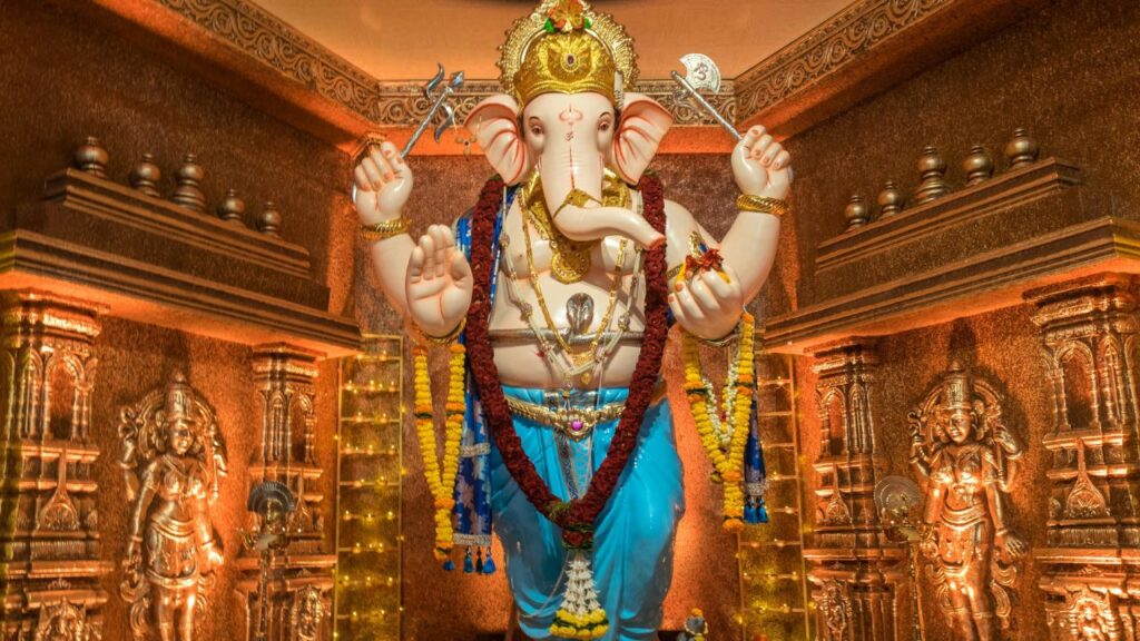 शुभ मुहूर्त में गणेश जी की मूर्ति को चौकी पर स्थापित करें. मूर्ति को पंचामृत से स्नान कराएं, जिसमें दूध, दही, घी, शहद और गंगाजल शामिल हो. इससे भगवान गणेश को शुद्ध और प्रसन्न करके पूजा की शुरुआत होती है.
