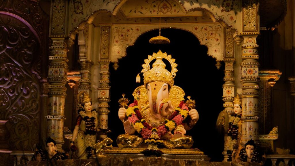 स्नान के बाद भगवान गणेश को नए वस्त्र और आभूषण पहनाएं. पूजा के दौरान ध्यान और भक्ति भाव बनाए रखें. हाथ में जल, फूल और अक्षत लेकर संकल्प लें, जो पूजा को पूर्णता और शक्ति प्रदान करता है.
