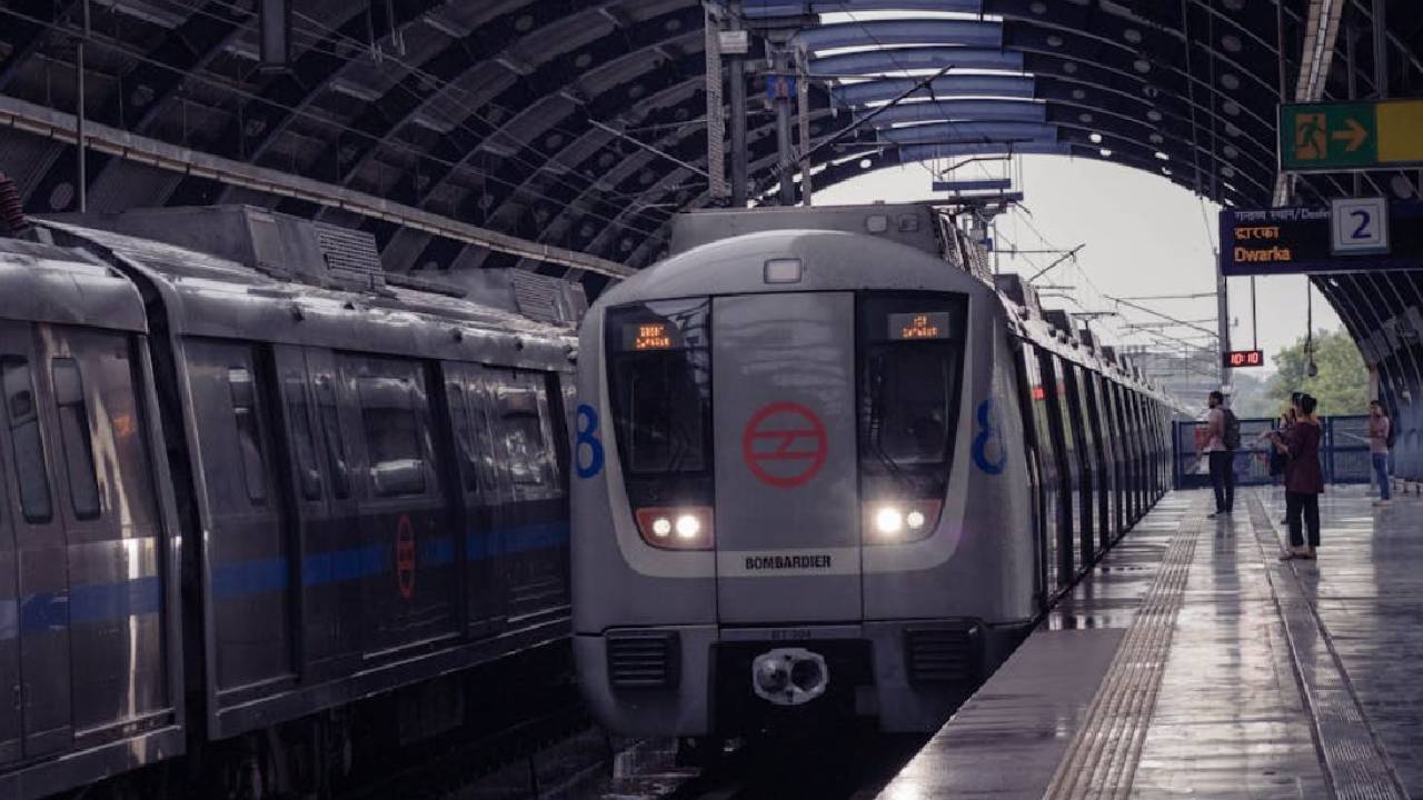 दिल्ली मेट्रो का सफर हुआ महंगा, जानें कितनी हुई बढ़ोतरी और किसे मिलेगा फायदा?