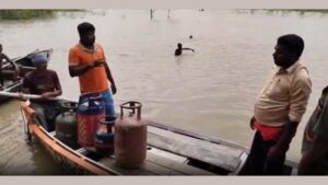 बाढ़ के पानी में जल रहे उम्मीद के चूल्हे, नाव से घर-घर पहुंचा रहे उज्ज्वला योजना के सिलेंडर बाढ़ के पानी में जल रहे उम्मीद के चूल्हे, नाव से घर-घर पहुंचा रहे उज्ज्वला योजना के सिलेंडर