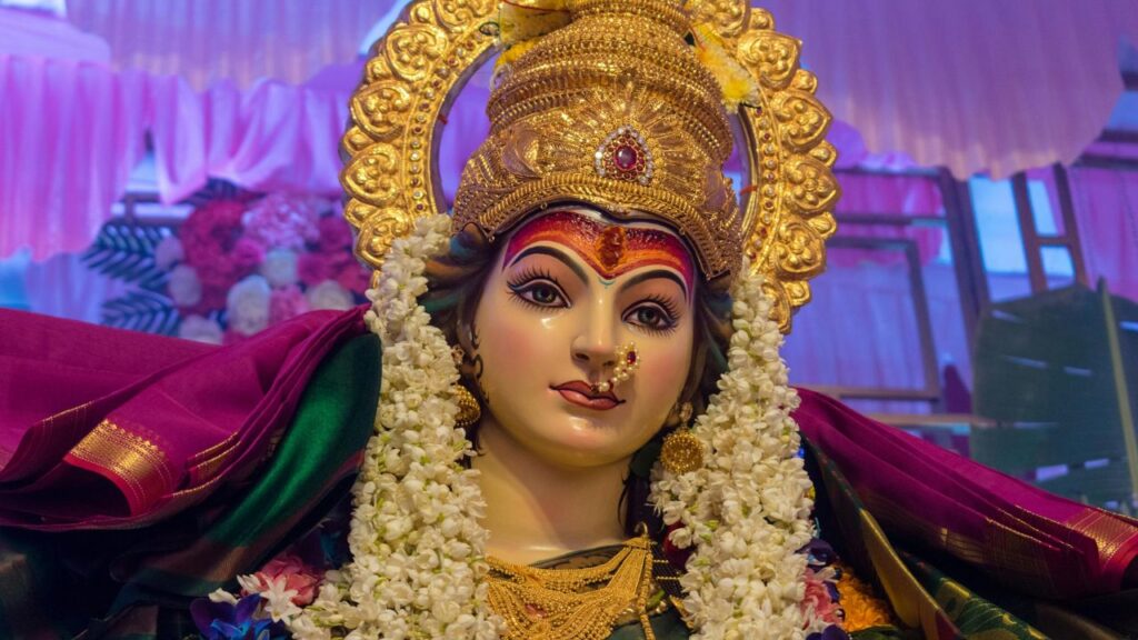 Navratri Signifaicance: कथा अनुसार सृष्टि के आरंभ में ब्रह्मा जी ने सबसे पहले जौ को जन्म दिया. यही कारण है कि नवरात्रि में जौ बोना नई शुरुआत, जीवन में प्रगति और सकारात्मक ऊर्जा का प्रतीक होता है.