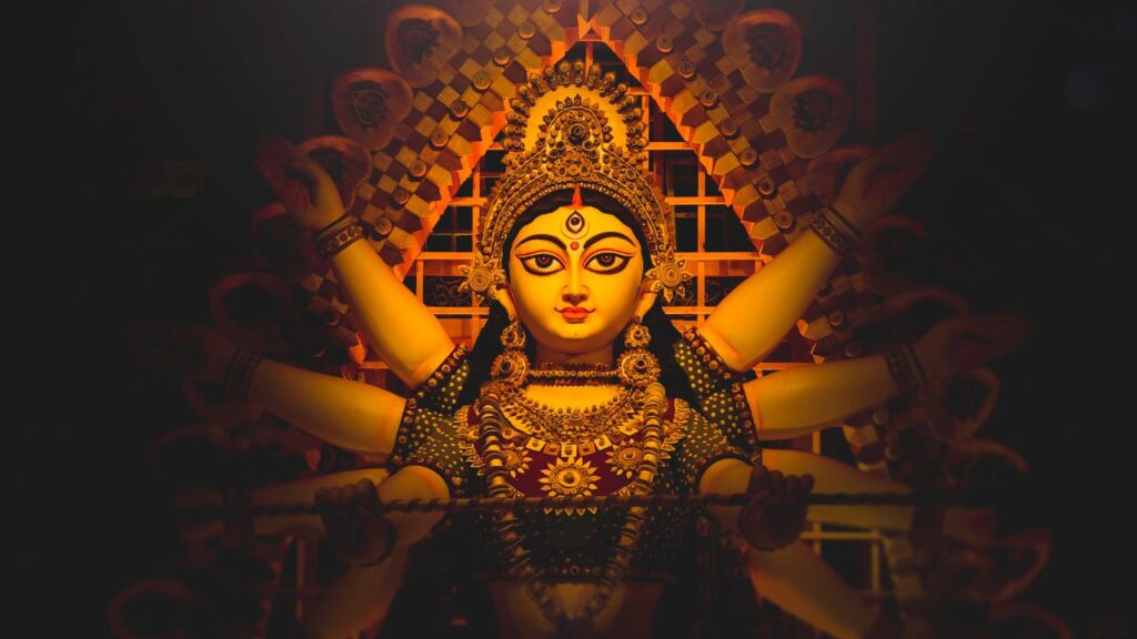 Shardiya Navratri Ghatsthapana: नवरात्रि के पहले दिन मिट्टी के पात्र में स्वच्छ मिट्टी डालकर जौ बोए जाते हैं और नौ दिनों तक नियमित जल अर्पित किया जाता है. जौ की तेजी से अंकुरित होने को परिवार के लिए शुभ और लाभकारी माना जाता है.