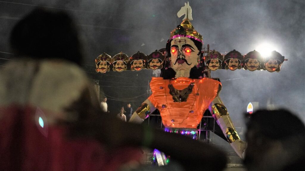 Vijayadashami 2025: उत्तर व पश्चिम भारत में रावण दहन और रामलीला, दक्षिण में गोलू और शमी पूजा, बंगाल में दुर्गा प्रतिमा विसर्जन और कई जगहों पर फसल उत्सव के रूप में दशहरा मनाया जाता है. यह समृद्धि, नई शुरुआत और अच्छाई की जीत का प्रतीक है. Vijayadashami 2025: उत्तर व पश्चिम भारत में रावण दहन और रामलीला, दक्षिण में गोलू और शमी पूजा, बंगाल में दुर्गा प्रतिमा विसर्जन और कई जगहों पर फसल उत्सव के रूप में दशहरा मनाया जाता है. यह समृद्धि, नई शुरुआत और अच्छाई की जीत का प्रतीक है.