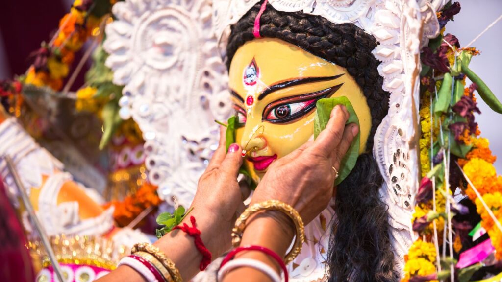 Navmi Pujan: नवमी को संधिकाल में पूजा करने से विशेष लाभ मिलता है. नवमी होम (हवन और मंत्र जाप) से घर में सुख-शांति और समृद्धि आती है. यदि घर में शस्त्र या उपकरण हैं, तो आयुध पूजन करना सुरक्षा और विजय के लिए लाभदायक है.