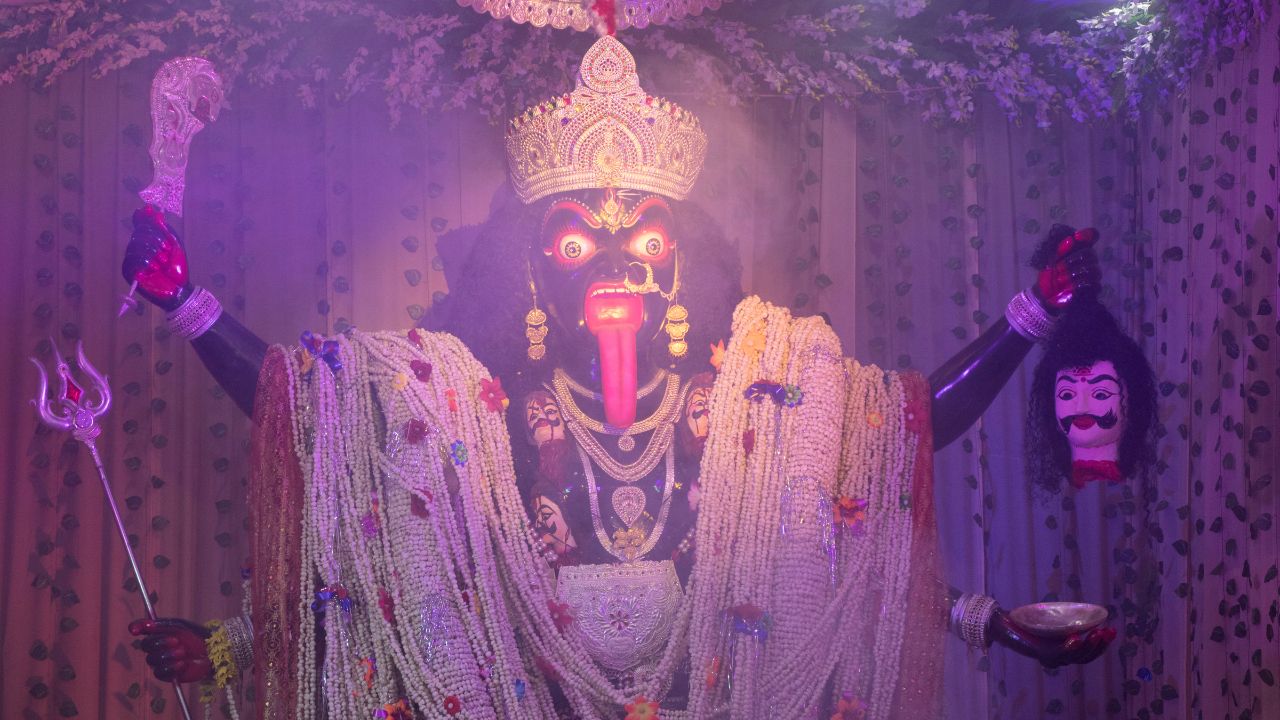 Shardiya Navratri: नवरात्रि के 7वें दिन करें मां कालरात्रि की पूजा, जानें कैसा है स्वरूप और किस विधि से करें पूजन