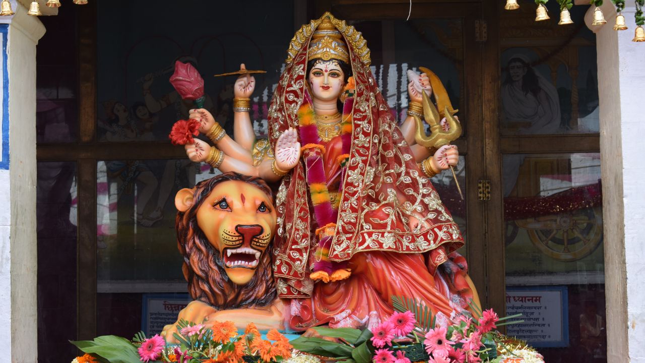 Shardiya Navratri : नवरात्रि के चौथे दिन इस रंग के कपड़े पहन करें मां कूष्मांडा की आराधाना, चढ़ाएं ये खास भोग!