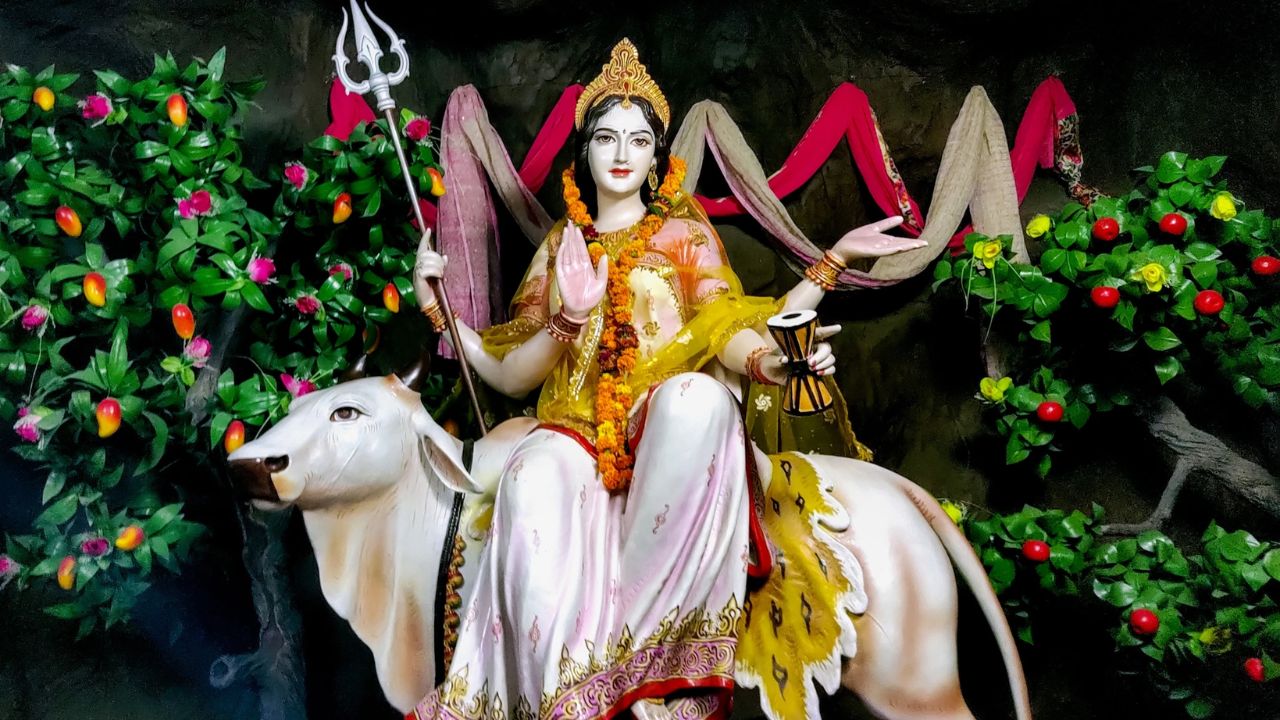 Shardiya Navratri: मां महागौरी को समर्पित है नवरात्रि का आठवां दिन, जानें पूजन विधि और ध्यान मंत्र