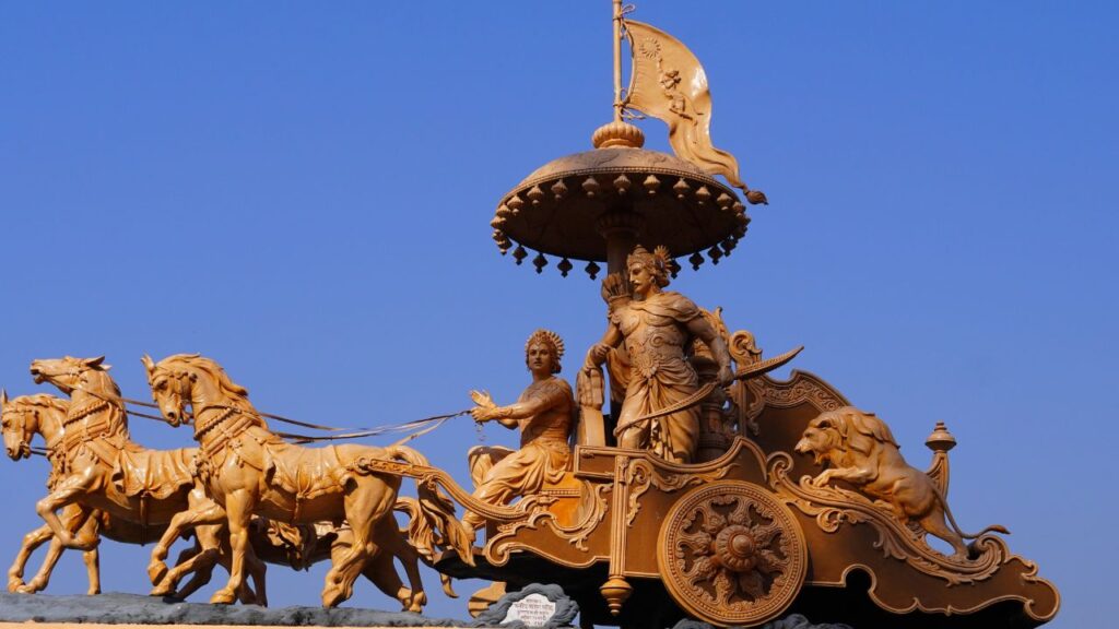  जब अर्जुन ने युद्धभूमि में कौरवों की भारी-भरकम सेना को देखा तो वे भयभीत हो उठे. उसी क्षण भगवान श्रीकृष्ण ने उन्हें समझाया कि विजय पाने का एकमात्र मार्ग मां दुर्गा का स्मरण और स्तुति करना है.