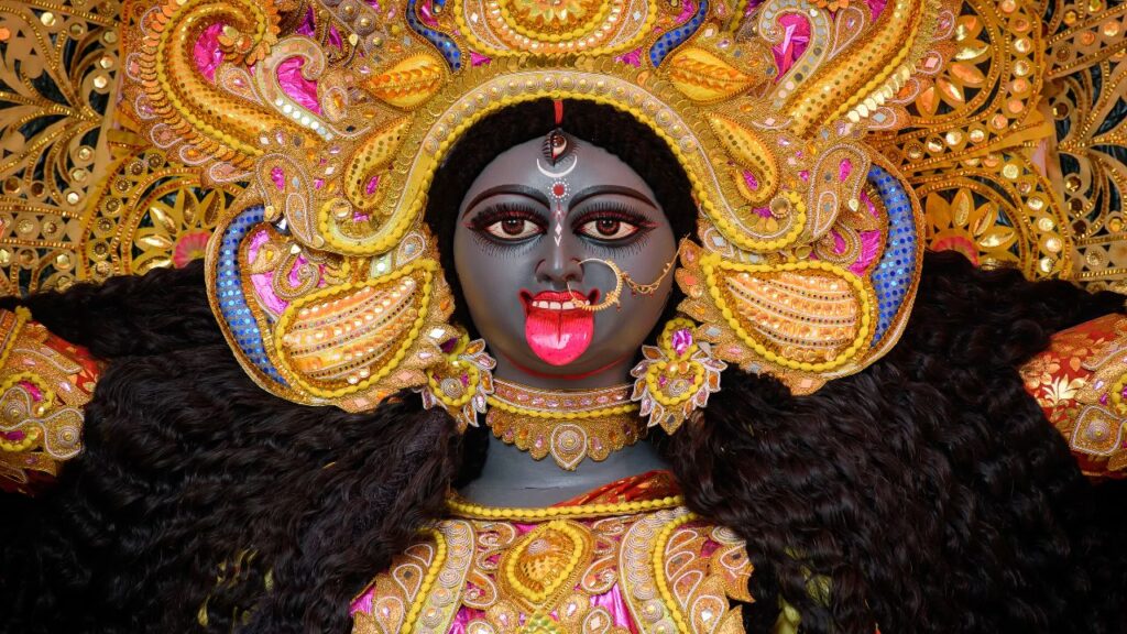  इस पौराणिक कथा से यह शिक्षा मिलती है कि शक्ति, साहस और विजय का मूल स्रोत मां दुर्गा ही हैं. उनका आशीर्वाद प्राप्त कर ही इंसान जीवन के हर संकट, हर संघर्ष और हर कठिनाई पर विजय पा सकता है. यही कारण है कि नवरात्रि में मां के नाम और उनकी शक्ति का स्मरण करना अत्यंत विशेष माना जाता है.