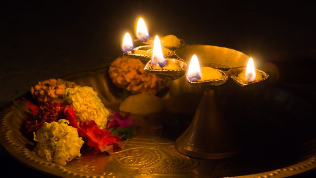 Navratri Puja Samagri: नवरात्र में धूप, दीपक, हल्दी, कुमकुम, फूल और नारियल जैसी पूजन सामग्री घर लाना और माता को अर्पित करना हर कार्य में सफलता दिलाता है. यह न केवल धार्मिक नियमों का पालन है बल्कि घर-परिवार में सुख-शांति बनाए रखने का उपाय भी है. Navratri Puja Samagri: नवरात्र में धूप, दीपक, हल्दी, कुमकुम, फूल और नारियल जैसी पूजन सामग्री घर लाना और माता को अर्पित करना हर कार्य में सफलता दिलाता है. यह न केवल धार्मिक नियमों का पालन है बल्कि घर-परिवार में सुख-शांति बनाए रखने का उपाय भी है.