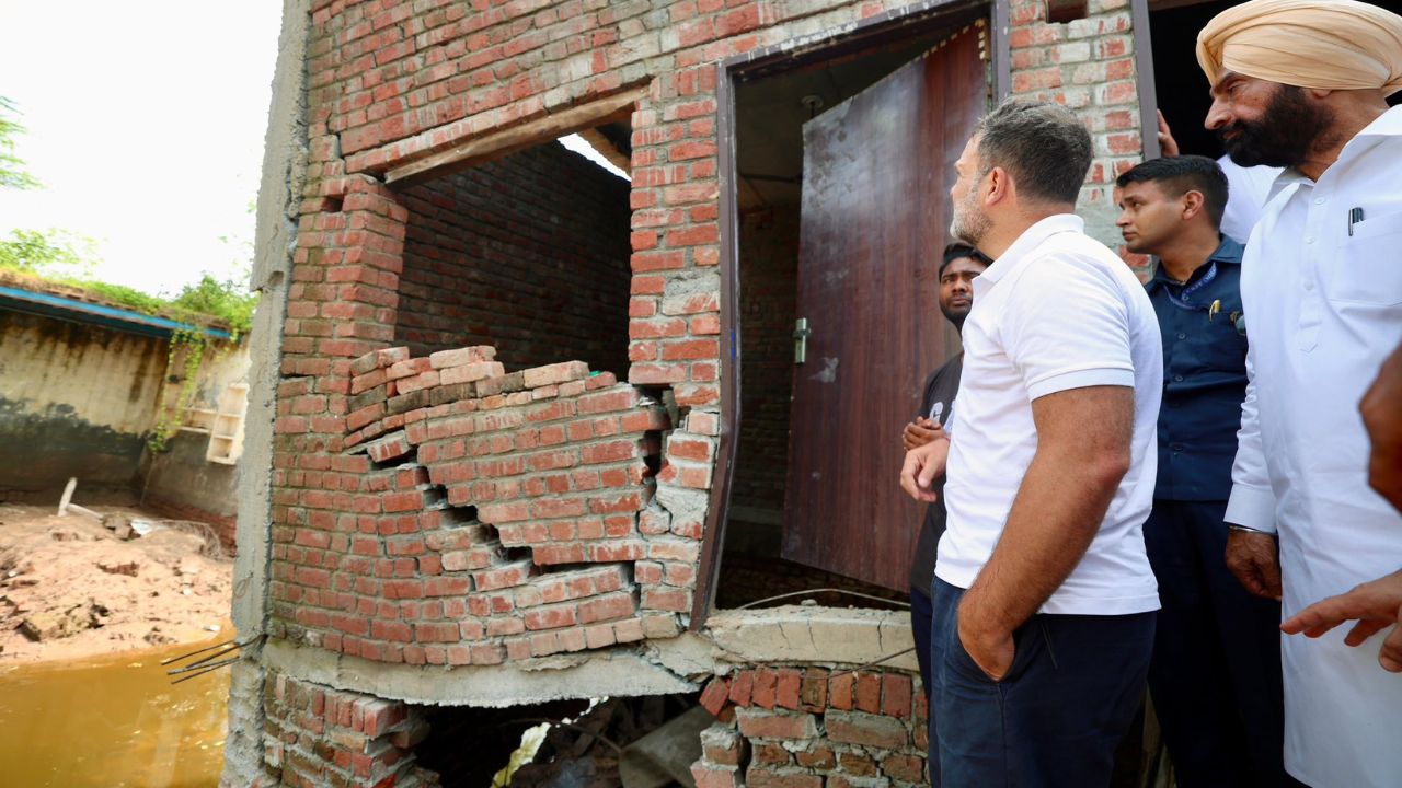Punjab Flood: राहुल गांधी बाढ़ग्रस्त घोनेवाल गांव पहुंचे, ढहे घर और दरकती दीवारें देख बोले- किसानों का हौसला अटूट है