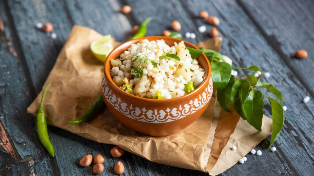 Sabudana Kaise Taiyyar Hota Hai: बने हुए गूदे को छाना जाता है और उसमें से स्टार्च को पानी से अलग किया जाता है. यह शुद्ध स्टार्च ही आगे चलकर साबूदाना बनने की नींव बनता है. Sabudana Kaise Taiyyar Hota Hai: बने हुए गूदे को छाना जाता है और उसमें से स्टार्च को पानी से अलग किया जाता है. यह शुद्ध स्टार्च ही आगे चलकर साबूदाना बनने की नींव बनता है.