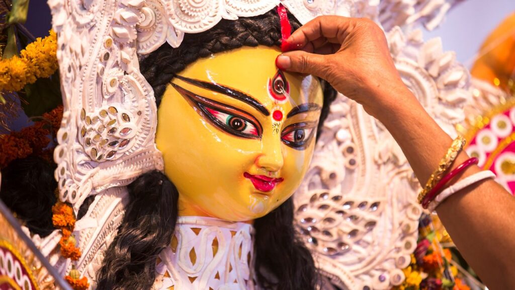  शारदीय नवरात्रि का पर्व सिर्फ पूजा और भक्ति तक सीमित नहीं है, बल्कि यह हमें उन पौराणिक कथाओं की याद दिलाता है जो मां दुर्गा की महिमा को दर्शाती हैं. महाभारत काल में कुरुक्षेत्र युद्ध के समय अर्जुन ने मां दुर्गा की स्तुति कर उनका आशीर्वाद पाया था.