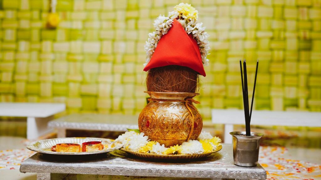 Kalash Sthapana: नवरात्र की शुरुआत कलश स्थापना से होती है. इस अवसर पर मिट्टी का कलश या बर्तन खरीदना और प्रयोग करना बेहद पवित्र माना गया है. यह न केवल पूजा को सफल बनाता है बल्कि घर में सकारात्मक ऊर्जा बनाए रखने का भी प्रतीक है. Kalash Sthapana: नवरात्र की शुरुआत कलश स्थापना से होती है. इस अवसर पर मिट्टी का कलश या बर्तन खरीदना और प्रयोग करना बेहद पवित्र माना गया है. यह न केवल पूजा को सफल बनाता है बल्कि घर में सकारात्मक ऊर्जा बनाए रखने का भी प्रतीक है.