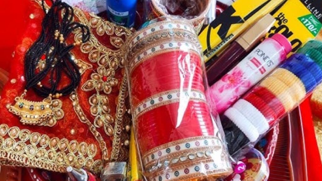 16 Shringar: मां दुर्गा को श्रृंगार बहुत प्रिय है. नवरात्र के दौरान विवाहित महिलाएं अगर लाल चुनरी, सिंदूर, चूड़ी या सुहाग का अन्य सामान माता को अर्पित करती हैं, तो इससे वैवाहिक जीवन सुखद रहता है और पति की आयु लंबी होती है. वहीं, अविवाहित कन्याओं के लिए यह उपाय जीवन में शुभ फल देता है. 16 Shringar: मां दुर्गा को श्रृंगार बहुत प्रिय है. नवरात्र के दौरान विवाहित महिलाएं अगर लाल चुनरी, सिंदूर, चूड़ी या सुहाग का अन्य सामान माता को अर्पित करती हैं, तो इससे वैवाहिक जीवन सुखद रहता है और पति की आयु लंबी होती है. वहीं, अविवाहित कन्याओं के लिए यह उपाय जीवन में शुभ फल देता है.