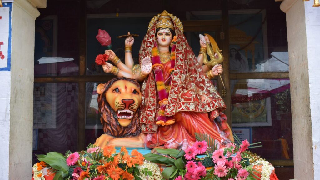Lal Chunri: नवरात्र में माता रानी को लाल चुनरी अर्पित करना बेहद फलदायी माना जाता है. यह भक्ति और आस्था का प्रतीक है. घर में लाल चुनरी रखने से नकारात्मक शक्तियां दूर होती हैं और जीवन में खुशियां आती हैं. Lal Chunri: नवरात्र में माता रानी को लाल चुनरी अर्पित करना बेहद फलदायी माना जाता है. यह भक्ति और आस्था का प्रतीक है. घर में लाल चुनरी रखने से नकारात्मक शक्तियां दूर होती हैं और जीवन में खुशियां आती हैं.