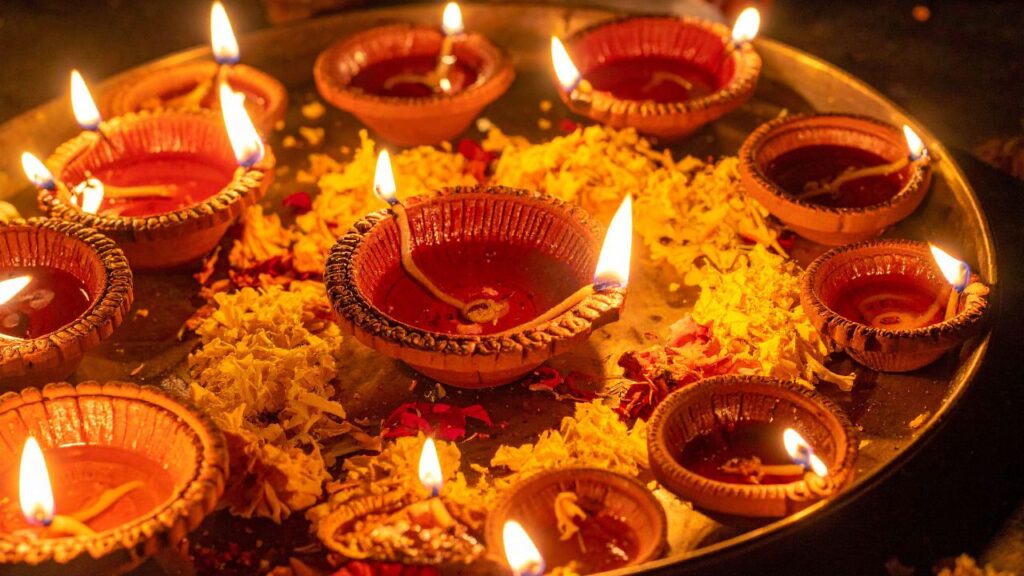 Amawasya Tithi: अमावस्या तिथि 20 अक्टूबर दोपहर 3:44 बजे से शुरू होकर 21 अक्टूबर शाम 5:54 बजे समाप्त होगी. इस अवधि में लक्ष्मी-गणेश की पूजा, दीपदान और घरों में रौशनी करना अत्यधिक फलदायक माना जाता है. Amawasya Tithi: अमावस्या तिथि 20 अक्टूबर दोपहर 3:44 बजे से शुरू होकर 21 अक्टूबर शाम 5:54 बजे समाप्त होगी. इस अवधि में लक्ष्मी-गणेश की पूजा, दीपदान और घरों में रौशनी करना अत्यधिक फलदायक माना जाता है.