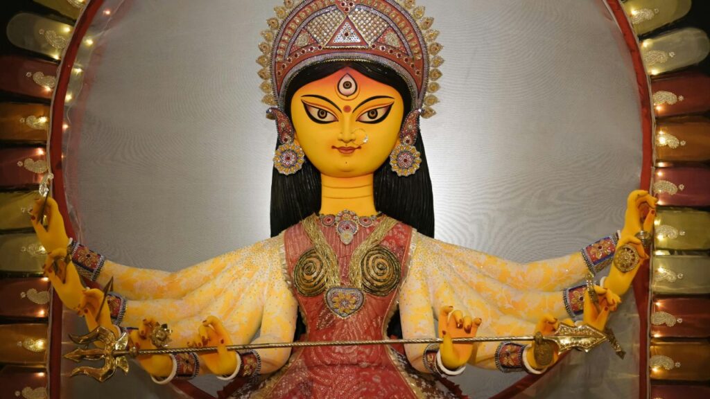 Shastra Pujan Vidhi: पूजा के दौरान ‘शस्त्र देवता पूजनम्, रक्षा कर्ता पूजनम्’ मंत्र का मन ही मन जाप करना चाहिए. मंत्र का जाप करने से पूजा अधिक प्रभावशाली बनती है और परिवार में सकारात्मक ऊर्जा और सुरक्षा का प्रवाह होता है.