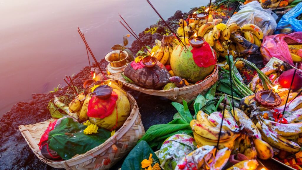 Chhath Puja: खरना के दिन प्रसाद के रूप में गुड़ की खीर बनाई जाती है, जिसे नए मिट्टी के चूल्हे पर पकाया जाता है. पूजा के बाद यह प्रसाद सूर्यदेव और छठी मैया को अर्पित किया जाता है. मान्यता है कि इससे घर में स्वास्थ्य, समृद्धि और परिवारिक सुख बना रहता है. Chhath Puja: खरना के दिन प्रसाद के रूप में गुड़ की खीर बनाई जाती है, जिसे नए मिट्टी के चूल्हे पर पकाया जाता है. पूजा के बाद यह प्रसाद सूर्यदेव और छठी मैया को अर्पित किया जाता है. मान्यता है कि इससे घर में स्वास्थ्य, समृद्धि और परिवारिक सुख बना रहता है.