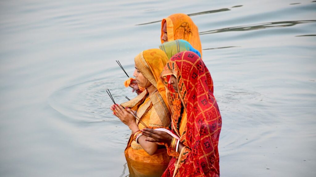 Chhath Puja: यह दिन सूर्यदेव और छठी मैया के प्रति अटूट आस्था, भक्ति और समर्पण को दर्शाता है. व्रती महिलाएं इस व्रत के माध्यम से परिवार की सुख-समृद्धि और निरोगी जीवन की कामना करती हैं. Chhath Puja: यह दिन सूर्यदेव और छठी मैया के प्रति अटूट आस्था, भक्ति और समर्पण को दर्शाता है. व्रती महिलाएं इस व्रत के माध्यम से परिवार की सुख-समृद्धि और निरोगी जीवन की कामना करती हैं.