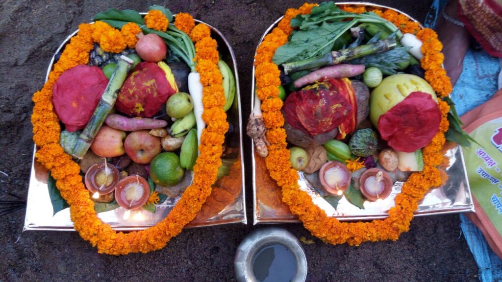 Chhath 2025: खरना का व्रत बेहद कठिन माना जाता है क्योंकि इस दिन व्रती अन्न और जल दोनों का त्याग करती हैं. यह त्याग केवल शारीरिक ही नहीं बल्कि मानसिक और आध्यात्मिक शुद्धता का भी प्रतीक है. Chhath 2025: खरना का व्रत बेहद कठिन माना जाता है क्योंकि इस दिन व्रती अन्न और जल दोनों का त्याग करती हैं. यह त्याग केवल शारीरिक ही नहीं बल्कि मानसिक और आध्यात्मिक शुद्धता का भी प्रतीक है.
