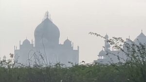 ताजमहल पर धुंध की परत, दिल्ली में सांस लेना दूभर.. आर्टिफिशियल रेन के वादे पर हंगामा, प्रदूषण की चपेट में ये हिस्से ताजमहल पर धुंध की परत, दिल्ली में सांस लेना दूभर.. आर्टिफिशियल रेन के वादे पर हंगामा, प्रदूषण की चपेट में ये हिस्से