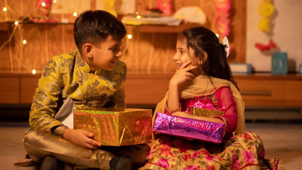 Diwali Date: दिवाली आमतौर पर पांच दिनों तक चलती है, धनतेरस से शुरू होकर भाई दूज तक. हर राज्य में इन दिनों के उत्सवों का क्रम थोड़ा अलग होता है, लेकिन मुख्य भावना एक ही रहती है जो है बुराई पर अच्छाई की जीत. Diwali Date: दिवाली आमतौर पर पांच दिनों तक चलती है, धनतेरस से शुरू होकर भाई दूज तक. हर राज्य में इन दिनों के उत्सवों का क्रम थोड़ा अलग होता है, लेकिन मुख्य भावना एक ही रहती है जो है बुराई पर अच्छाई की जीत.