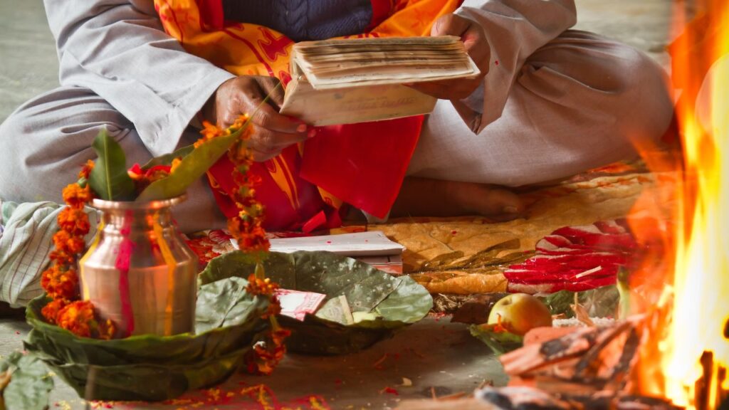 Ayudha Puja VidhiL पूजा करने से पहले सुबह स्नान करना चाहिए और पूजा घर को पूरी तरह साफ रखना चाहिए. सभी औजार और उपकरण साफ कपड़े पर रखें, उन्हें सीधे जमीन पर न रखें ताकि पूजा पवित्र और विधिपूर्ण हो.