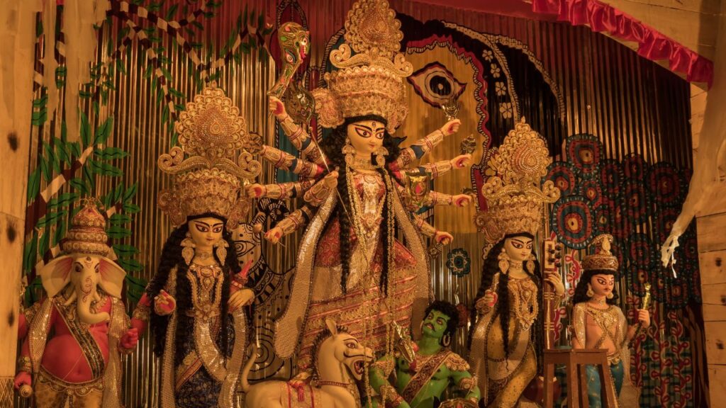 Ayudha Puja: आयुधा पूजा दशमी तिथि को की जाती है और यह विशेष रूप से औजारों, शस्त्रों और रोजमर्रा के काम आने वाली चीजों की पूजा के लिए प्रसिद्ध है. धार्मिक मान्यता के अनुसार इसे करने से घर में सुख-समृद्धि बढ़ती है और देवी मां की कृपा से परिवार सुरक्षित रहता है.